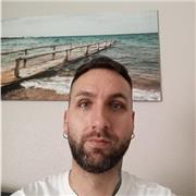 Graduado en filosofía, con experiencia dando clases particulares e impartiendo talleres de igualdad en centros educativos se ofrece como profesor de filosofía a alumnado de ESO y bachillerato.